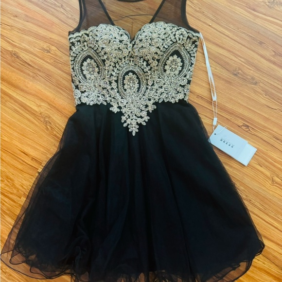 Elegant Black Dress with Intricate Embroidery - Picture 1 of 1